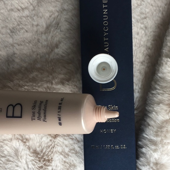 BRAND NEW BeautyCounter Tint Skin Hydrating Foundation in Honey - Picture 5 of 6